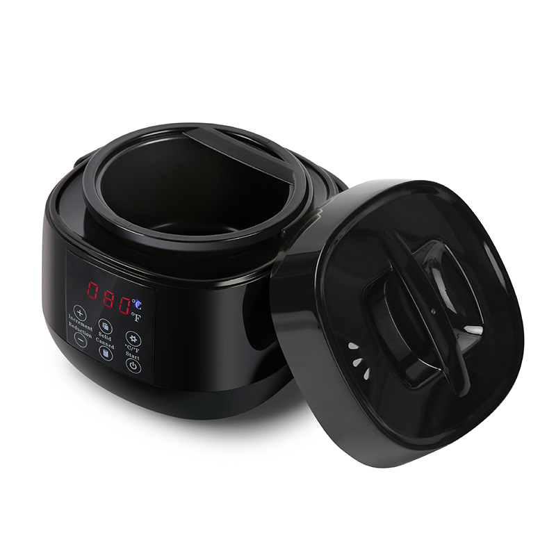 Malý hrniec na tavenie vosku s čiernou rukoväťou